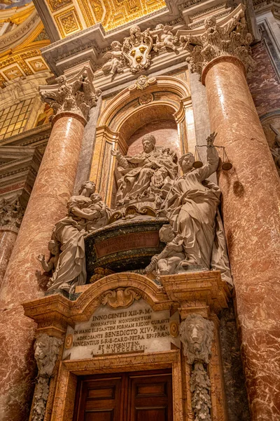 Une Tombe Magnifiquement Décorée Dans Basilique Saint Pierre — Photo