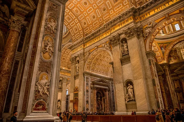 Υπέροχοι Εσωτερικοί Χώροι Της Βασιλικής Του Αγίου Πέτρου Στο Βατικανό — Φωτογραφία Αρχείου