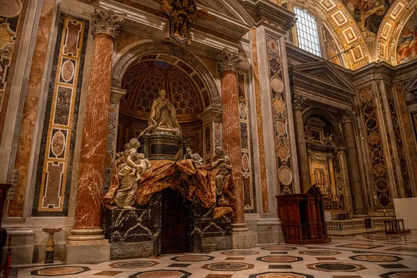 Beautifully Decorated Tomb Peter Basilica — 图库照片