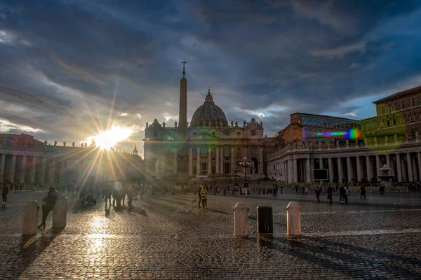 Cielo Tempestoso Bellissimi Raggi Sole Sulla Basilica San Pietro Vaticano — Foto Stock