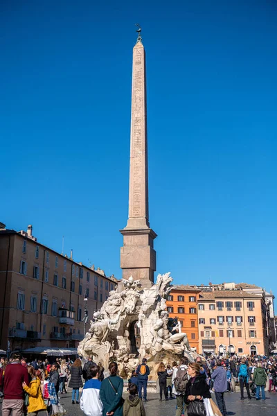 3つの噴水のうち最大のものは ローマのナヴォーナ広場に美しく刻まれています — ストック写真