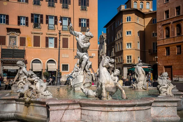 ローマのナヴォーナ広場には美しい噴水があります 晴れた夏の日 イタリア ヨーロッパ — ストック写真