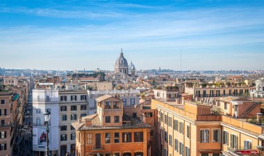 Roma panoraması İspanyol Merdivenleri 'nin tepesinden görüldü.