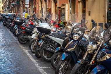 Roma 'da sokağa park etmiş bir sürü motosiklet ve scooter var.