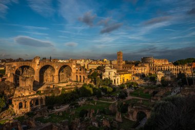Roma Forumu Panoraması, güneşli bir günün sonu.