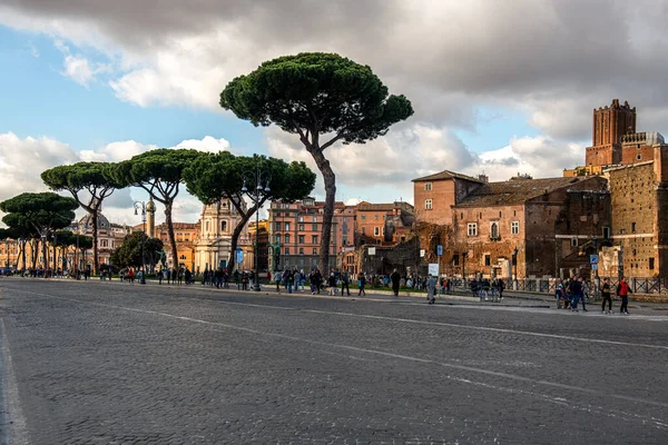罗马街道映衬着多云的夏日天空 — 图库照片