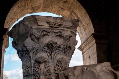 Roma binalarının zengin oymalarla oyulmuş antika parçaları