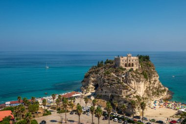 Santa Maria dell 'Isola' nın tarihi manastırı Tropea, Calabria, İtalya 'da bir uçurum üzerine inşa edilmiştir.