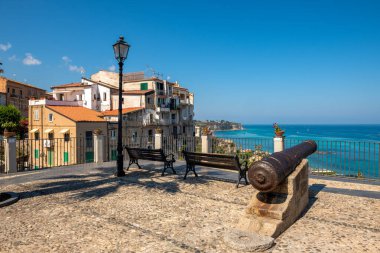 Tropea, Calabria 'da gözlem güvertesi. Eskiden şehri savunmak için kullanılan tarihi bir top.