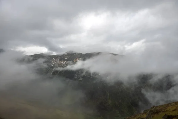 高密度の雲の中にあるタトラ山脈の山峰 — ストック写真