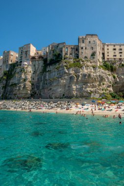 Tropea, Calabria, İtalya 'nın ana plajında güzel berrak su