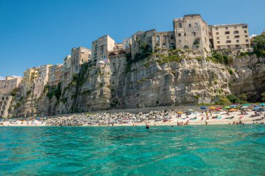 Kayalıkların üzerine inşa edilmiş eski binalar.