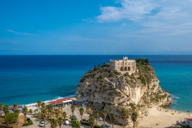Santa Maria dell 'Isola' nın tarihi manastırı Tropea, Calabria, İtalya 'da bir uçurum üzerine inşa edilmiştir.