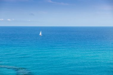 İtalya açıklarında ıssız bir yat.