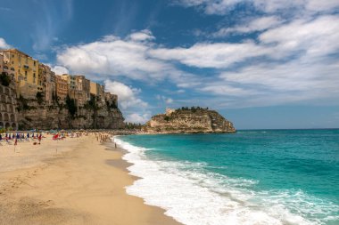 Santa Maria dell 'Isola' nın tarihi manastırı Tropea, Calabria, İtalya 'da bir uçurum üzerine inşa edilmiştir.