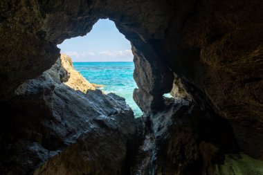 Tropea 'daki mağara kumsalında yarık