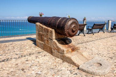 Şehri savunmak için kullanılan tarihi top. Bugün, gözlem güvertesinde bir turist eğlencesi var. Tropea, Calabria