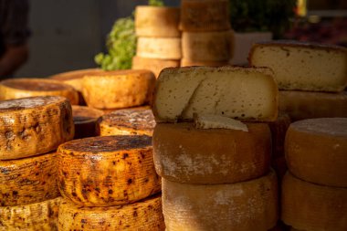 Pecorino - koyun sütünden elde edilen rennet peyniri, olgun, sert, hafif baharatlı, İtalya kökenli.