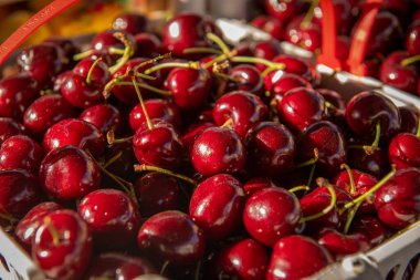 Çarşıda lezzetli, sulu, olgun kırmızı kirazlar.