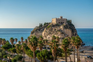 Santa Maria dell 'Isola' nın tarihi manastırı Tropea, Calabria, İtalya 'da bir uçurum üzerine inşa edilmiştir.