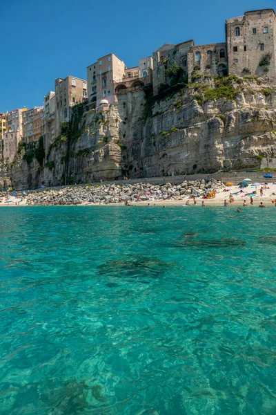 Tropea, Calabria, İtalya 'nın ana plajında güzel berrak su