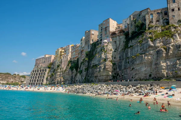 Kaya kayalığının yanındaki turkuaz deniz manzarası Spiaggia della Rotonda, Tropea, Calabria, İtalya
