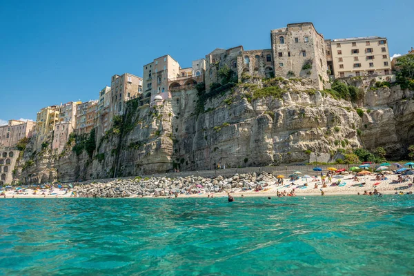 Kayalıkların üzerine inşa edilmiş eski binalar.