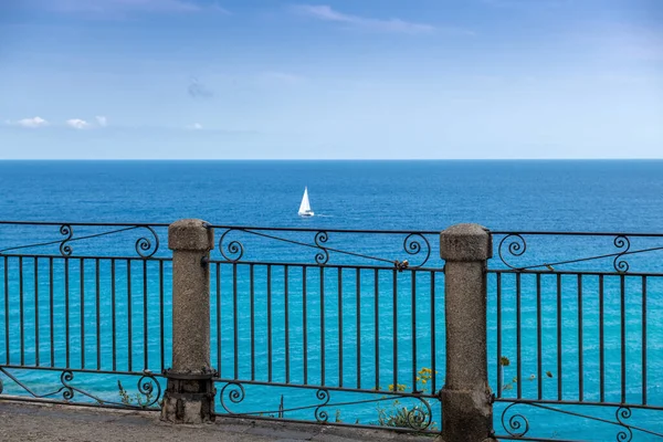 Vue Depuis Terrasse Tropea Sur Yacht Solitaire Mer — Photo