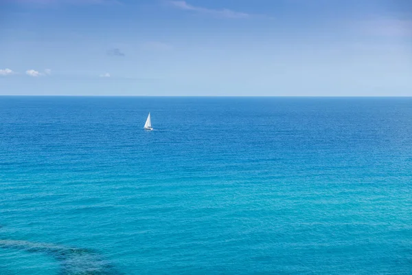 İtalya açıklarında ıssız bir yat.