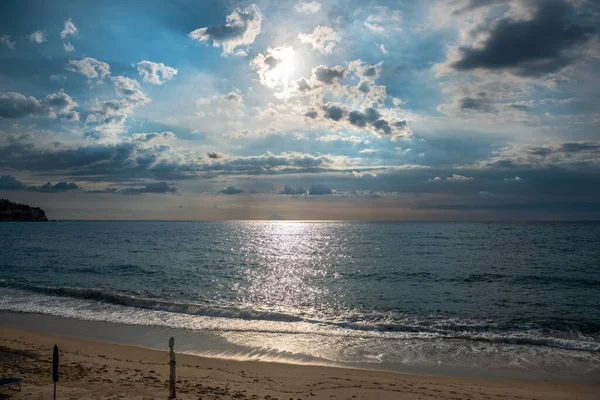 Güneş ışınları bulutları delip geçiyor. Uzakta aktif volkan Stromboli 'yi görebilirsiniz.