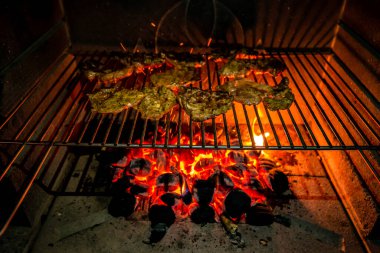 Izgarada pişmiş domuz boynu parçaları.