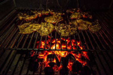 Izgarada pişmiş domuz boynu parçaları.