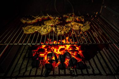 Izgarada pişmiş domuz boynu parçaları.