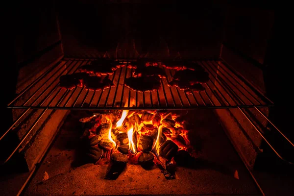 Cihlový Gril Dřevěné Uhlí Žhavé Uhlí Pod Roštem — Stock fotografie