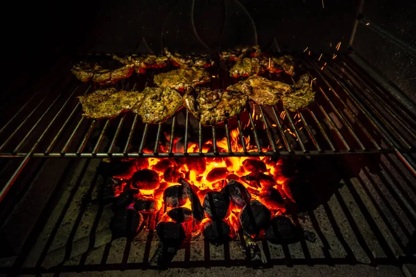 Izgarada pişmiş domuz boynu parçaları.