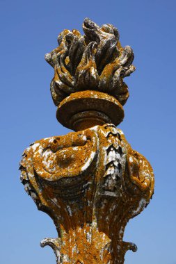 Eski bir taş ayağı ile yosun kaplı-mezarlığında