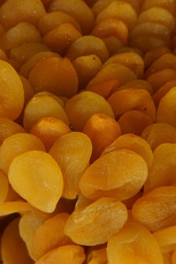 Arkaplanda kurumuş kayısılar, hediye ve hediyelik eşya pazarlarında tropikal meyve korunumu.