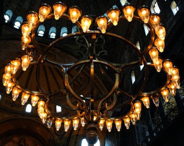 Türkiye 'nin İstanbul kentindeki Ayasofya' da tavanın altında asılı klasik avize