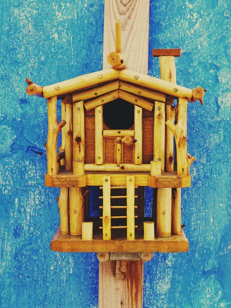 Ručně Vyrobená Malá Dřevěná Ptačí Budka Nebo Klec — Stock fotografie
