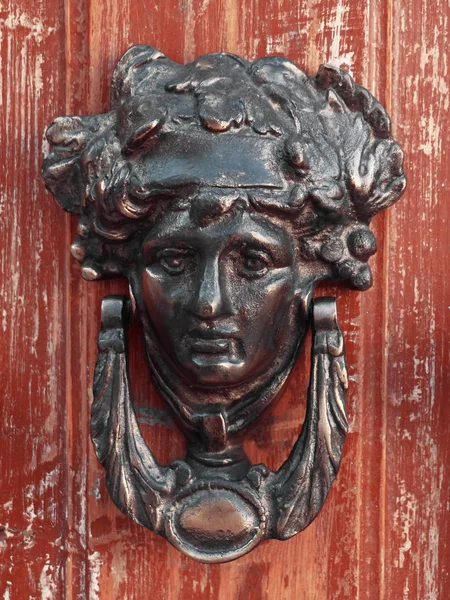 Old Iron Head Door Knocker Wooden Door — Stock Photo, Image