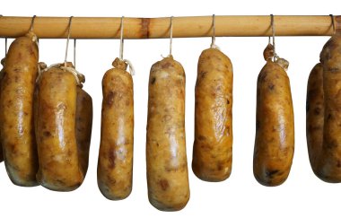 Geleneksel Portekiz sosisi alheira bir tütsü evinde asılı.