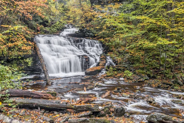 Whitewater Tuimelt Naar Beneden Door Herfst Landschap Van Mohican Falls — Stockfoto