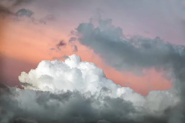Stormachtige Wolken Zijn Fel Verlicht Door Ondergaande Zon Gesteund Door — Stockfoto