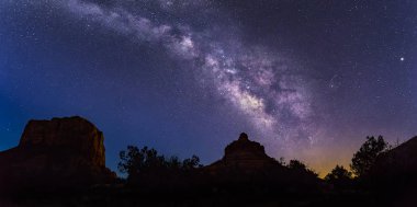 Bell Rock Adliye Butte üzerinde solda Sedona, Arizona yakınlarında karanlık bir gece için gökyüzünde Samanyolu kemerler.