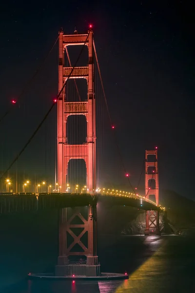 カリフォルニア州のゴールデン ゲート ブリッジ 大規模なアールデコ様式の つの塔から夜に中断が太平洋にサンフランシスコ湾の開口部を横切る — ストック写真