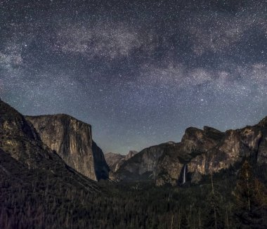 Yosemite Vadisi'nden, tünel görünümünden, görüldüğü gibi usulca Samanyolu yukarıdaki ile ayar ay tarafından aydınlatılmış. El Capitan yaptı, Gelin Veil Falls sağa ve half Dome uzak ortasında.