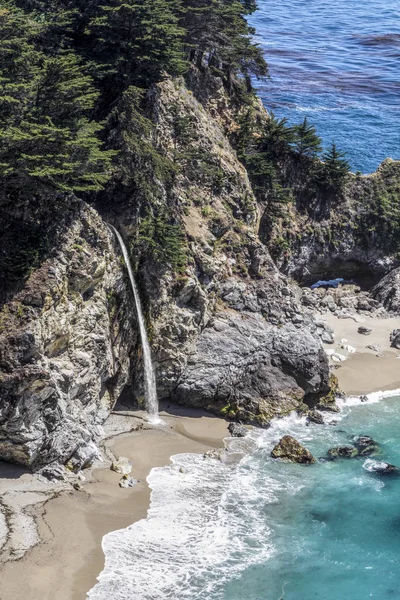 从加利福尼亚大海岸的岩石悬崖上跳到海滩上 美丽的 Mcway 瀑布据说是加利福尼亚仅有的两个瀑布 直接流入太平洋 — 图库照片