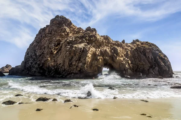 Pasifik Okyanusu sıçrama anahtar deliği Arch aracılığıyla Pfeiffer Beach adlı Big Sur Kaliforniya sahillerinde dalgalar.