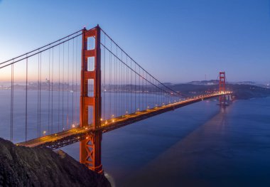 İkonik Golden Gate Köprüsü San Francisco Körfezi ve San Francisco kenti tarafından sadece gün doğmadan desteklenmektedir.