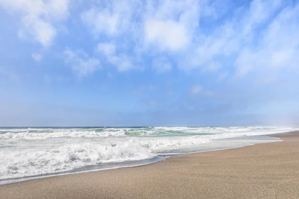 Olas Suaves Rompen Una Playa Arena Bajo Cielo Azul Nublado —  Fotos de Stock